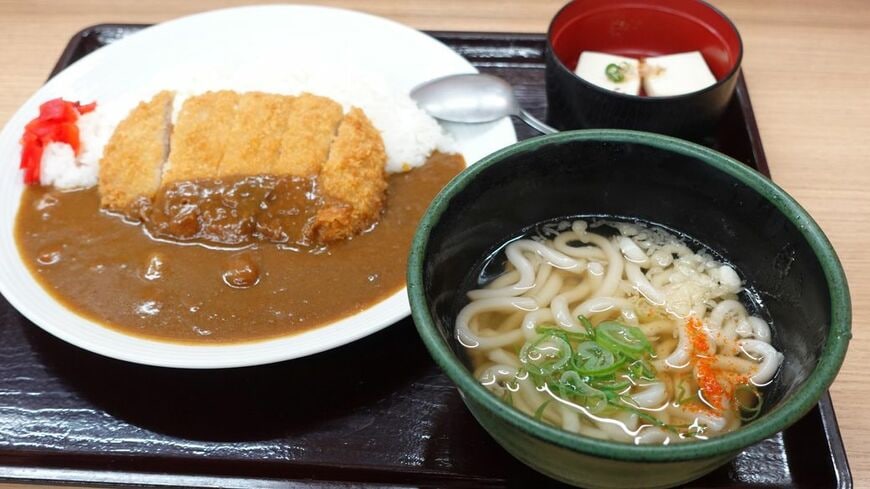 人気のカツカレー＋うどんセット（筆者撮影）