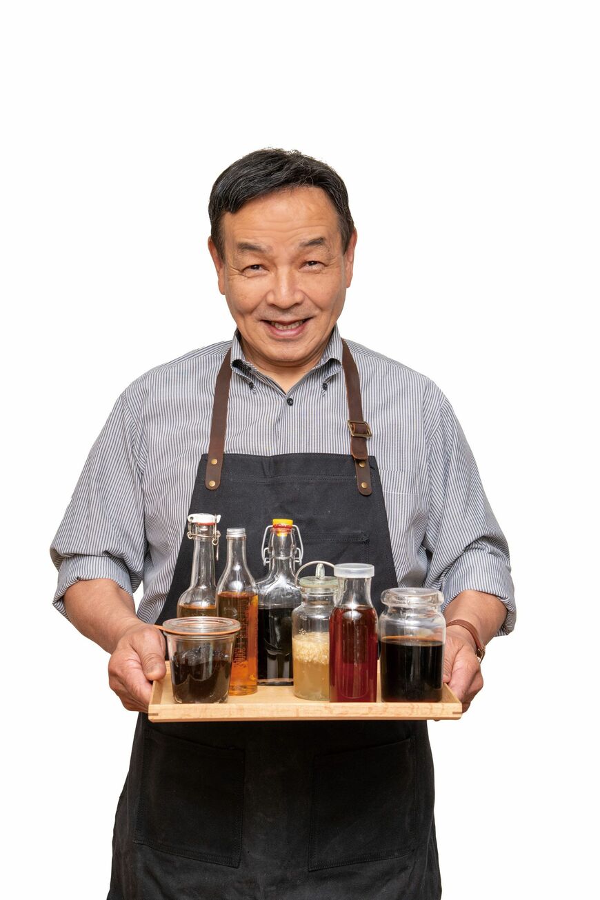 安部司は15年かけて「魔法の調味料」を開発した。左奥が「甘酢」、中央手前が「たまねぎ酢」（撮影：佳川奈央／以下同）
