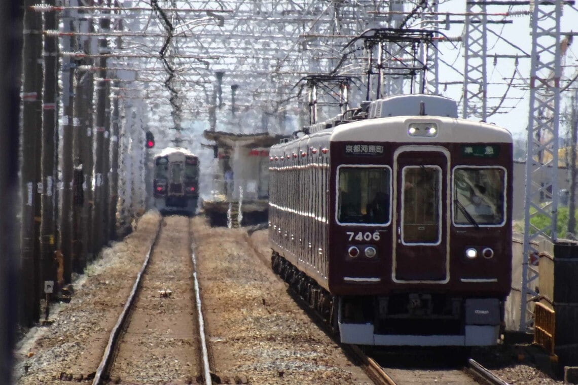 新幹線との並行区間を走る7300系（撮影：南正時）