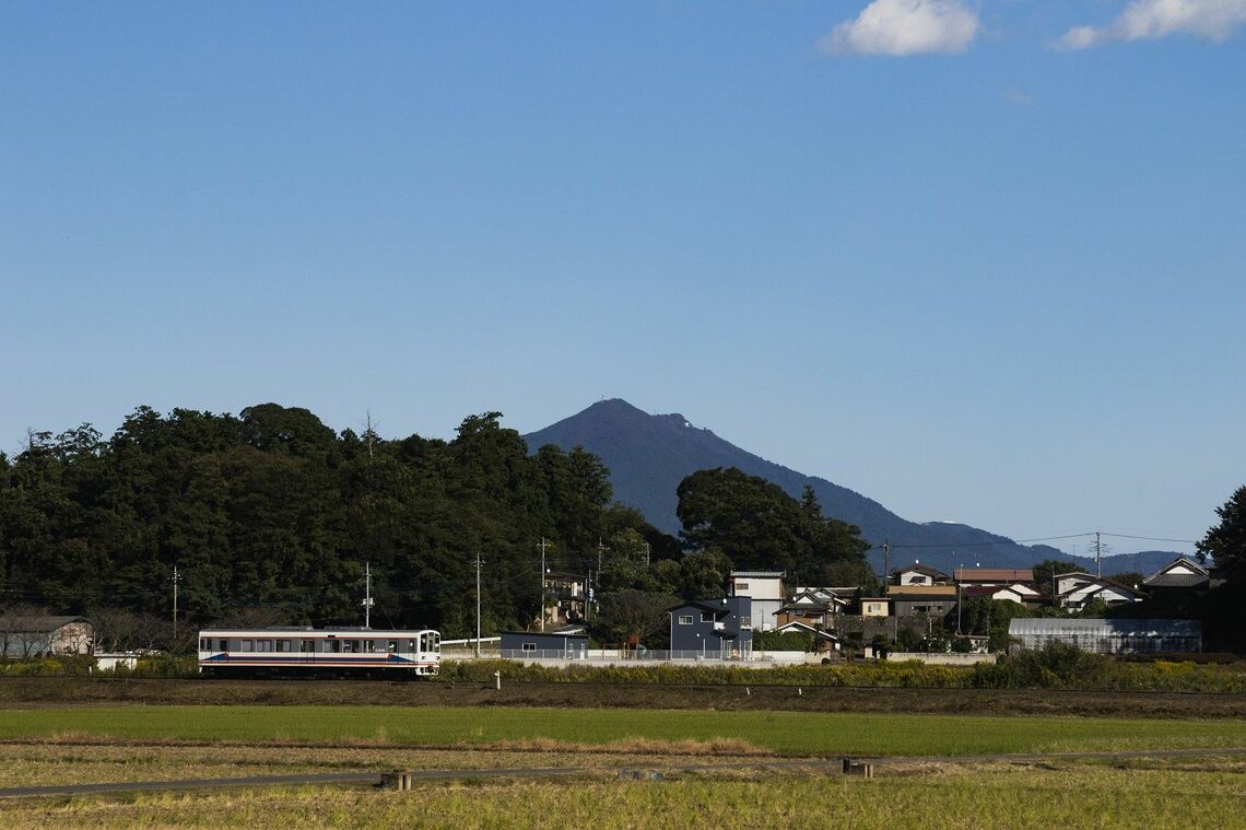 関東鉄道常総線。奥に見えるのは筑波山（筆者撮影）