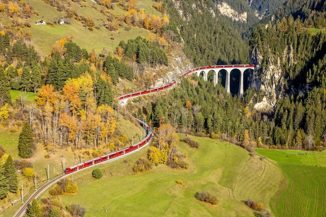 編成の後方は後ろのトンネルに入ったままだ（写真：PHILIPP SCHMIDLI／RhB）