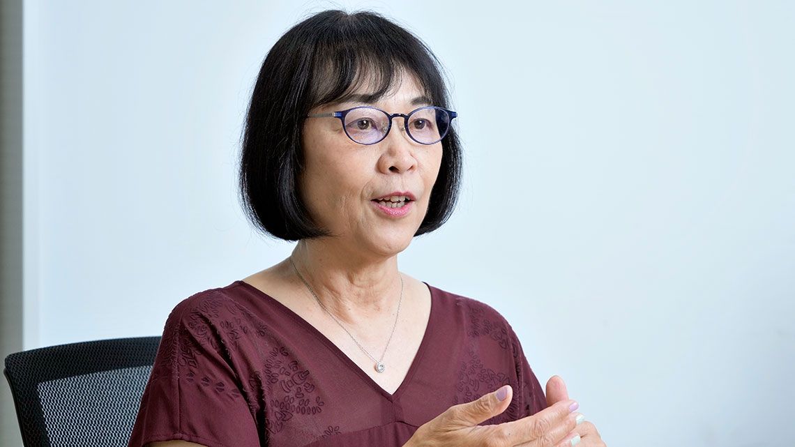 佐藤久美子（さとう・くみこ）玉川大学大学院教育学研究科 名誉教授津田塾大学学芸学部、同大学院文学研究科博士課程を修了後、ロンドン大学大学院博士課程留学。専門分野は言語心理学・応用言語学・英語教育。 乳幼児の言語獲得・発達を研究し、その科学的成果に基づく英語教育を提案している。NHKラジオ「基礎英語」講師を8年務め、現在はNHK eテレ「えいごであそぼ with Orton」「エイゴビート2」の総合指導や監修を行う。多くの教育委員会や小学校で英語研修講師や講演を行い、小中一貫英語教育を推進している。2016年度より、町田市教育委員会の委託を受け、「放課後英語教室」を主宰。幼稚園でのカリキュラム策定や教員研修も行っている。21年よりワールド・ファミリー バイリンガル サイエンス研究所（IBS）主催による小学校英語教員向け勉強会に参画、英語指導教員と定期交流を図っている（撮影：梅谷秀司）