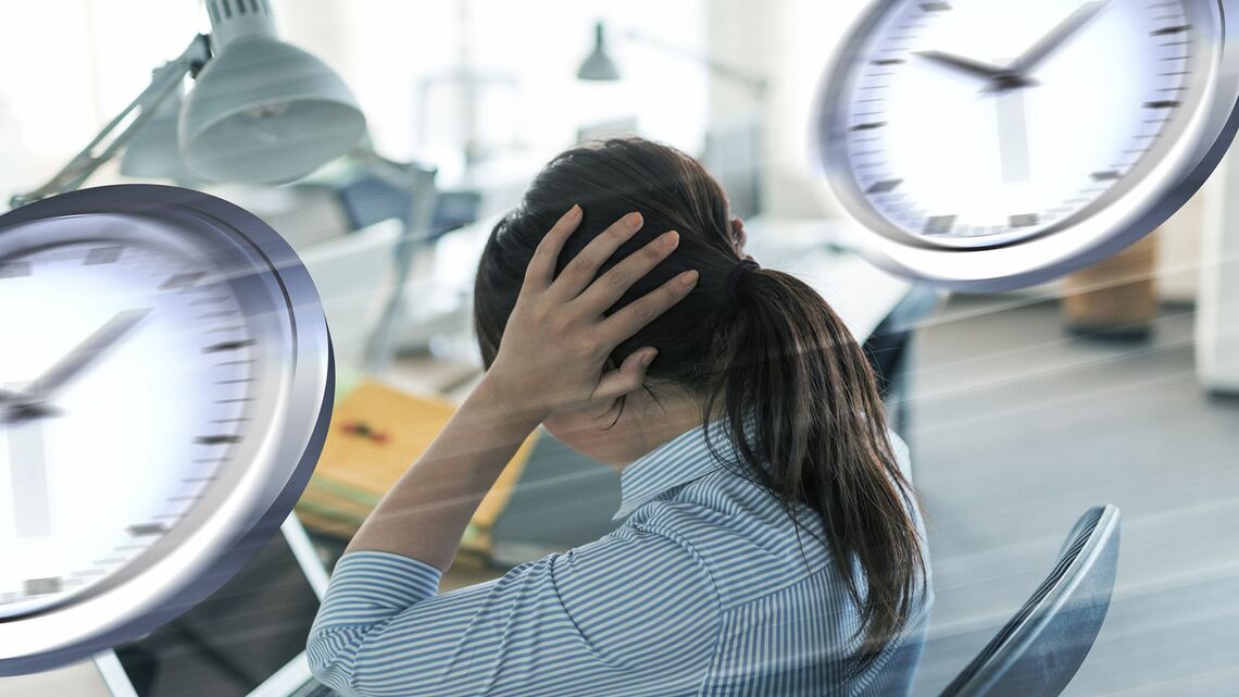 仕事に追われる女性
