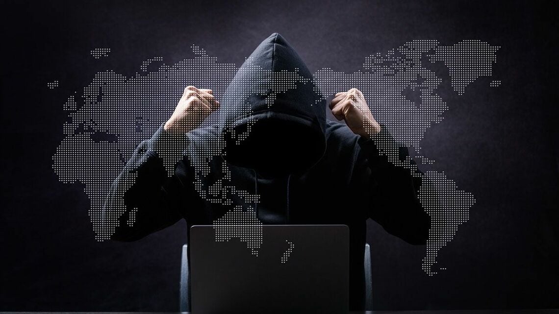 世界地図とサイバー攻撃者のイメージ