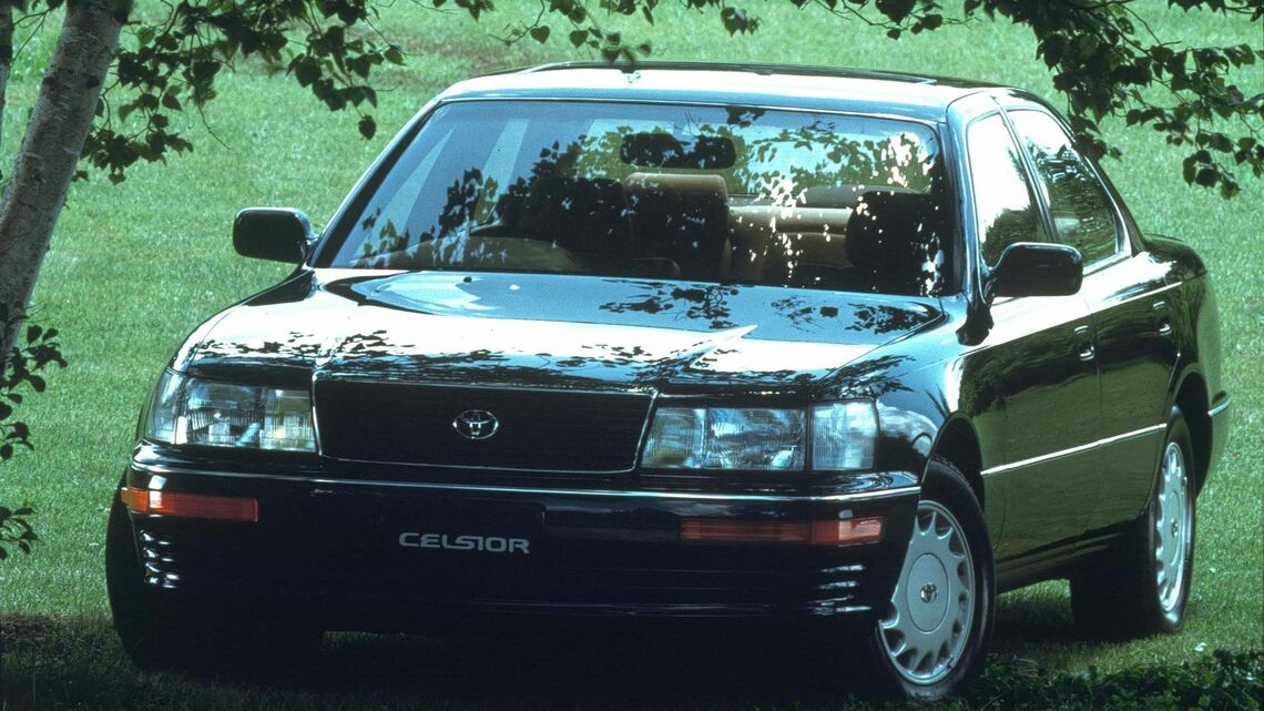 1989年、まず北米で「レクサスLS」としてデビュー。日本では「セルシオ」として販売された。トヨタ自動車が世界の高級車市場に打って出た意欲作で、現在でもなお高い評価を得ている(写真:トヨタ自動車)