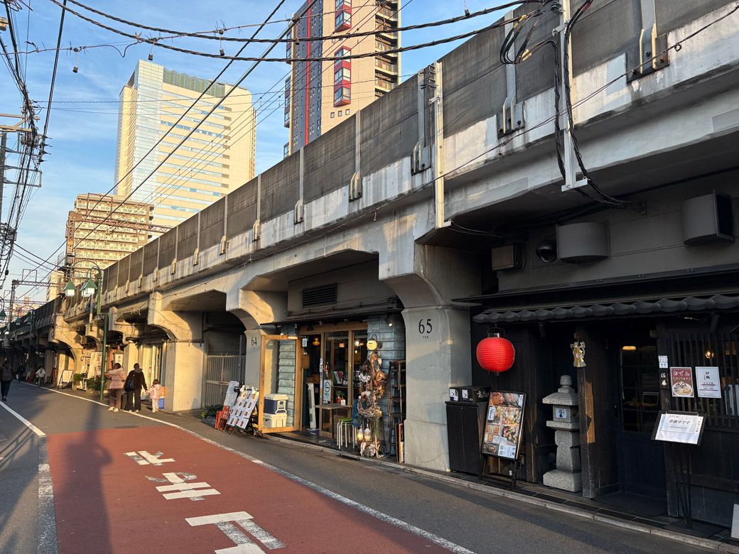 高架下の居酒屋