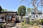 右側がアトリエ、中央から左側にはかつて住居があった