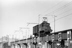 福井鉄道のデキが貨車1両を牽引して