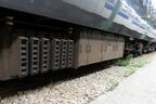 床下機器はクラシックな印象。車体の裾は