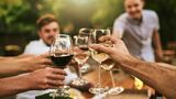 ワインといえばグラスですが、近年は、グラスなしで飲める「缶入りワイン」が充実しています（写真：Chard Penn／iStock）この記事の画像を見る(◯枚)
