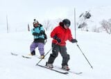 父が腰にまいたロープを、後ろからコントロールして、大雪山を滑りおりた（写真：『諦めない心、ゆだねる勇気 老いに親しむレシピ』）