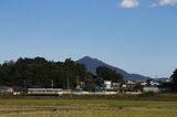 関東鉄道常総線。奥に見えるのは筑波山（筆者撮影）