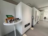 9割を自販機の販売で事業を行うダイドードリンコは、オンライン決済で購入でき、周りの風景に溶け込むデザインの自販機を設置（筆者撮影）