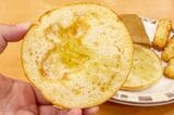 フォッカチオは、2つに割って軽く焼き目がついた状態で、ワックスペーパーに入って出てくる（筆者撮影）