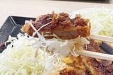 ソースごはんととんかつ、キャベツを一緒に食べると、食感のコントラストも楽しめます（筆者撮影）