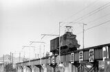 福井鉄道のデキが貨車1両を牽引して南越線の日野川鉄橋を走る（撮影：南正時）