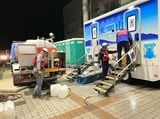 夜間に行われた山梨県北杜市の給水チームによる作業。トイレトレーラーのタンクの水を補充（提供：助けあいジャパン）
