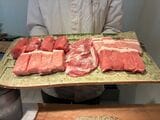 コースのスタート前、色鮮やかな生の状態で当日の銘柄豚のラインナップが披露される（筆者撮影）