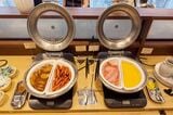 ジョナサンの朝食バイキング。左からハンバーグ、ソーセージ、ベーコン、スクランブルエッグ（筆者撮影）