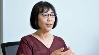 佐藤久美子（さとう・くみこ）玉川大学大学院教育学研究科 名誉教授津田塾大学学芸学部、同大学院文学研究科博士課程を修了後、ロンドン大学大学院博士課程留学。専門分野は言語心理学・応用言語学・英語教育。 乳幼児の言語獲得・発達を研究し、その科学的成果に基づく英語教育を提案している。NHKラジオ「基礎英語」講師を8年務め、現在はNHK eテレ「えいごであそぼ with Orton」「エイゴビート2」の総合指導や監修を行う。多くの教育委員会や小学校で英語研修講師や講演を行い、小中一貫英語教育を推進している。2016年度より、町田市教育委員会の委託を受け、「放課後英語教室」を主宰。幼稚園でのカリキュラム策定や教員研修も行っている。21年よりワールド・ファミリー バイリンガル サイエンス研究所（IBS）主催による小学校英語教員向け勉強会に参画、英語指導教員と定期交流を図っている（撮影：梅谷秀司）