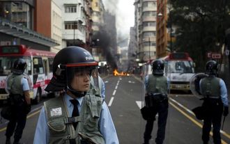 香港の繁華街で市民デモと警官隊が衝突