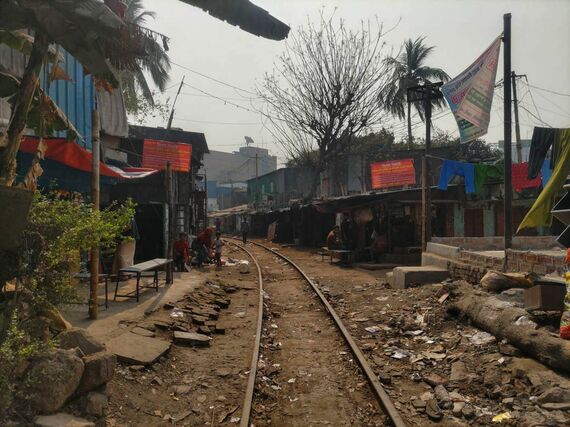 スラムの奥に進んでいく