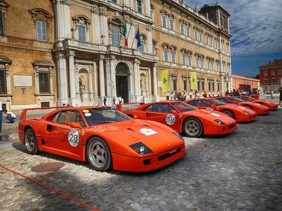 当時478馬力という驚異的なパワーを誇った「F40」（写真：Ferrari）