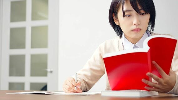 赤本（過去問）に取り組む生徒