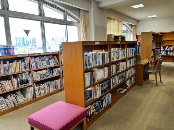 品川翔英小学校の図書室