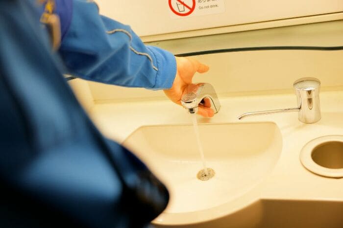 洗面台では実際に水を出して確認する