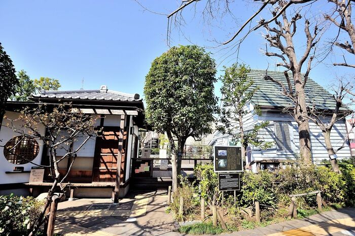 右側がアトリエ、中央から左側にはかつて住居があった
