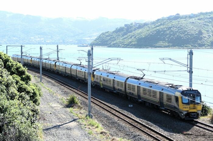 太平洋沿いを行くウエリントンの近郊鉄道は韓国製車両