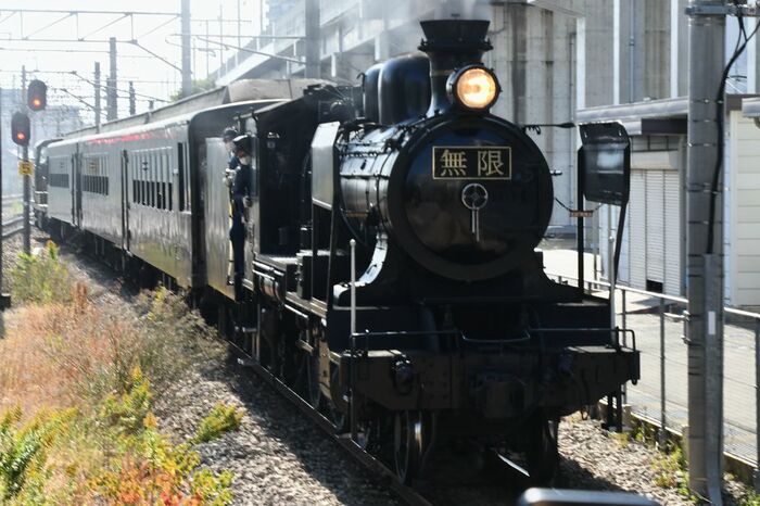 久留米駅に到着するSL鬼滅の刃
