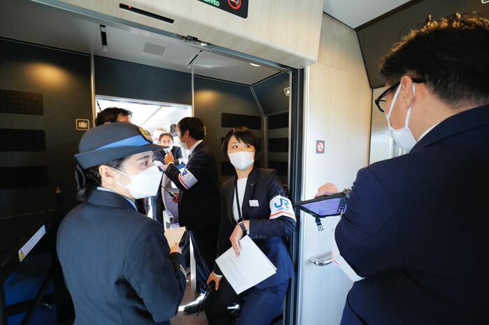 予期せぬ先行列車の遅延によりスタッフはツア