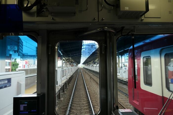 隣の上り電車と並走する