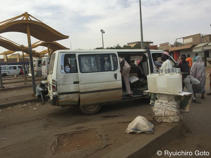 ミニバス乗り場　郊外には乗合バスで移動する