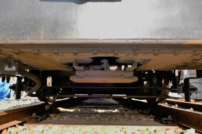 散水タンクの裏にATSの車上子が設置されている