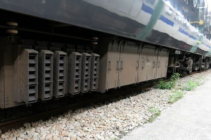 床下機器はクラシックな印象。車体の裾は