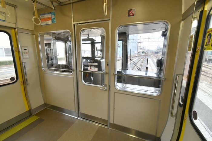 前面の展望がよい運転席後ろの大きな窓