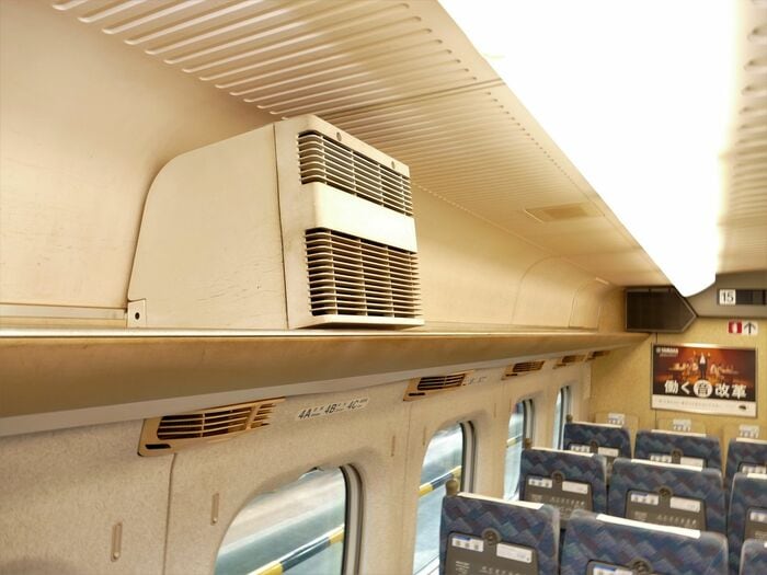 喫煙車の荷棚には空気清浄機