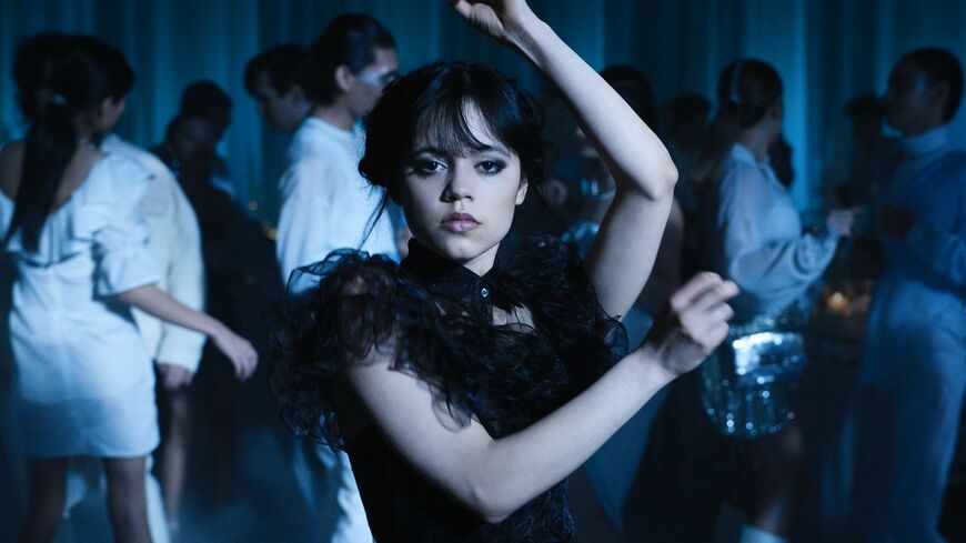 アダムス一家の長女を主役にした学園ミステリー「ウェンズデー」がNetflixの英語のTV番組で、初登場1位を獲得した。TikTokでバズリ、数字はさらに上昇中（写真：Netflix）（写真：Netflix）