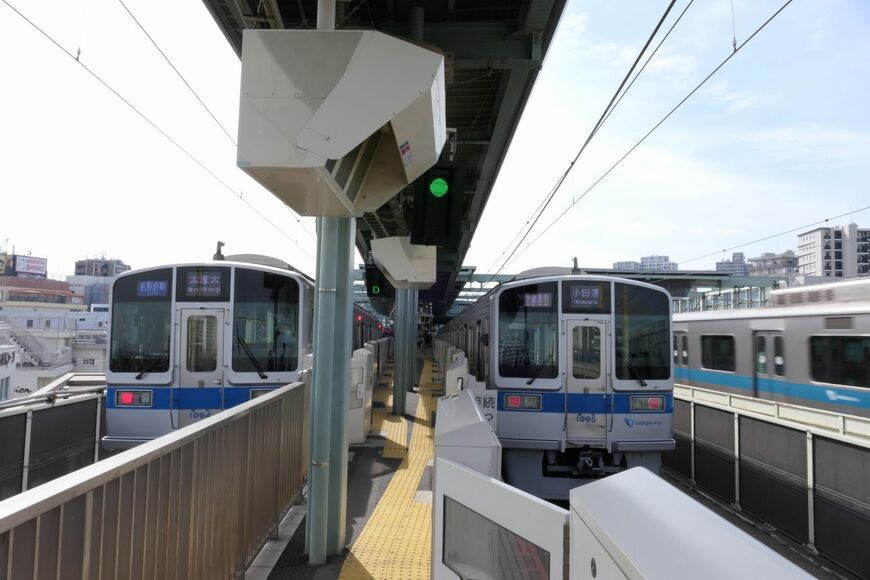 発車する快速急行（記者撮影）