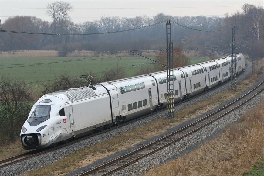 試運転するフランスの新型高速列車「TGV-M」。イタリア側の「トンネルに支障する」との指摘は参入を遅らせる狙いがあるとも言われている（撮影：橋爪智之）
