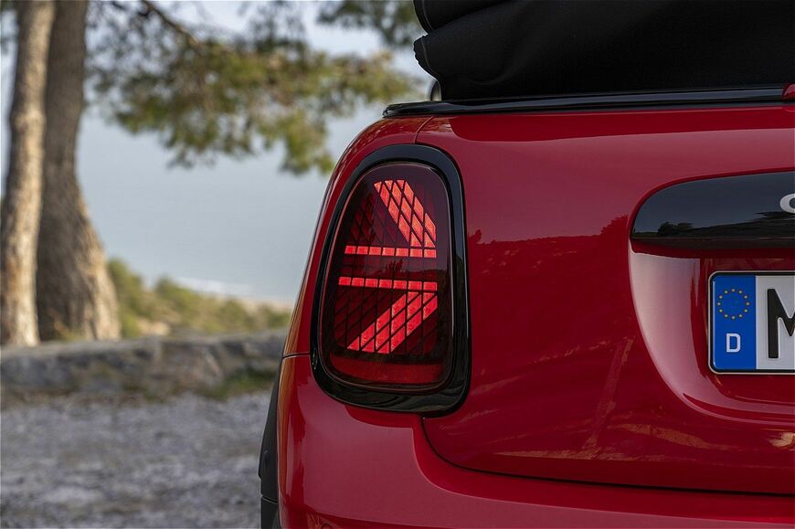 MINI（ミニ）の新型「ミニ・クーパー・コンバーチブルS」（写真：MINI）