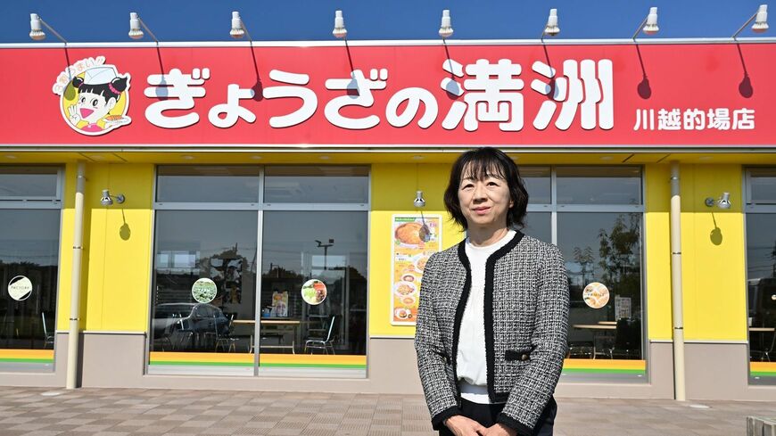 埼玉県川越市「ぎょうざの満洲」本社敷地内の川越的場店にて、ぎょうざの満洲代表取締役社長の池野谷ひろみ氏。イメージキャラクターのランちゃんは、池野谷社長がモデルだそう（撮影：風間仁一郎）