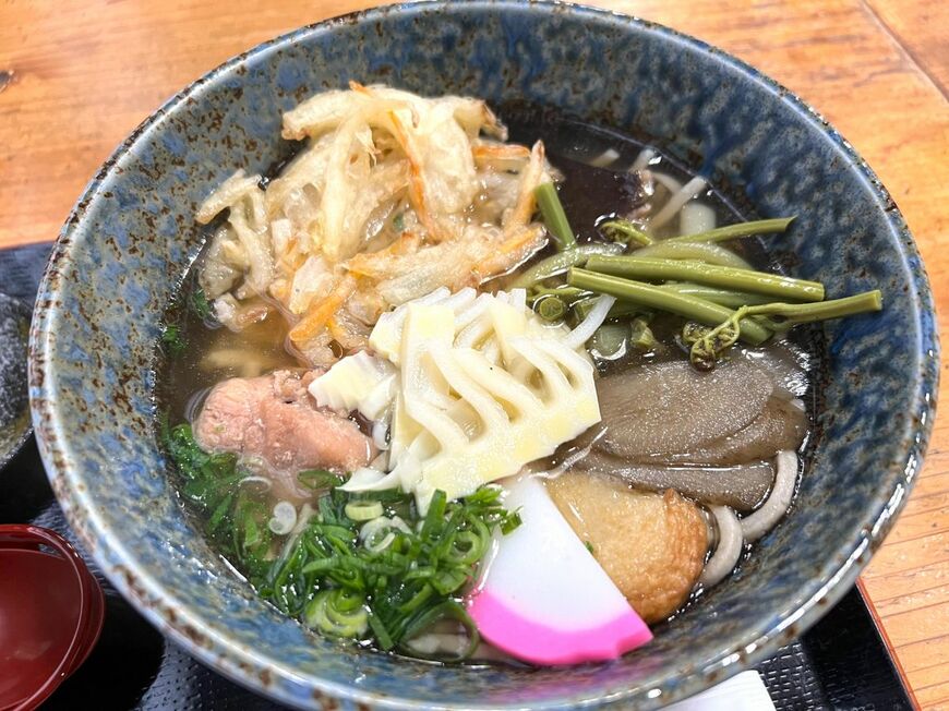 棚田そば980円。棚田うどんも同じ金額。旬の地元食材をたっぷり使ったトッピングが魅力（筆者撮影）