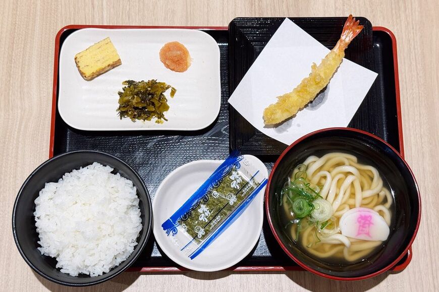 朝定食のお得さをひしひしと感じる、大海老天うどん定食610円（筆者撮影）