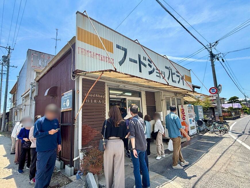 レトロな外観。周囲は住宅街なので、行列に驚く通行人も（写真：筆者撮影）