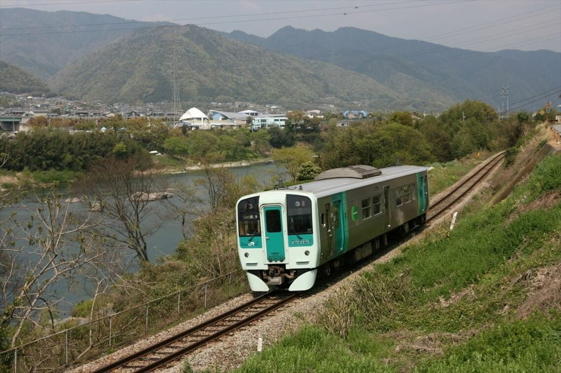 徳島線を走る1500型