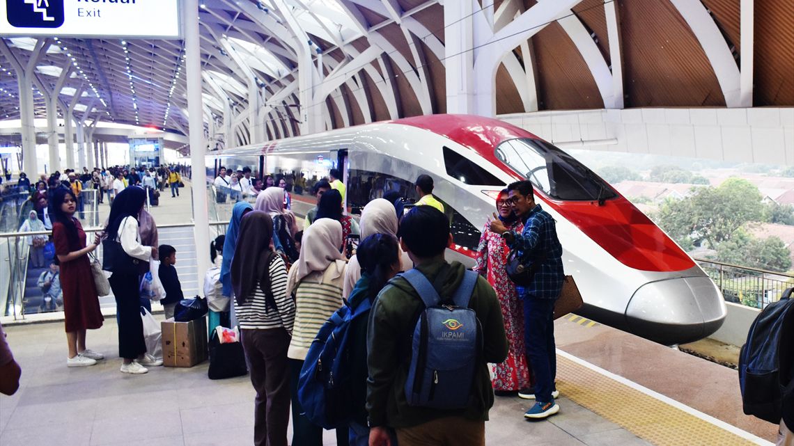 インドネシアの高速列車の先頭で記念撮影をする人々
